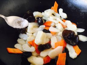 放入少许的白糖提鲜。