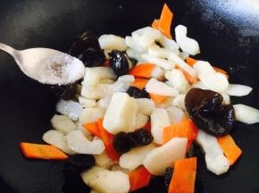 放入少许的白糖提鲜。