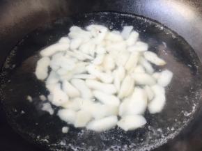 水里放少许盐和几滴油，水开后放入荸荠焯水，水再开后捞出荸荠，然后过凉水，沥干水分备用。