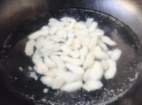 水里放少许盐和几滴油，水开后放入荸荠焯水，水再开后捞出荸荠，然后过凉水，沥干水分备用。