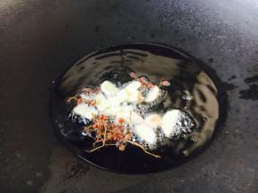 先把花椒和姜片炸香，然后捞出不用，留油备用。