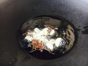 先把花椒和姜片炸香，然后捞出不用，留油备用。