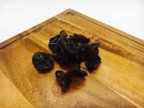 将泡发好的木耳撕成小朵。