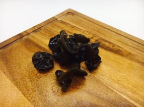 将泡发好的木耳撕成小朵。