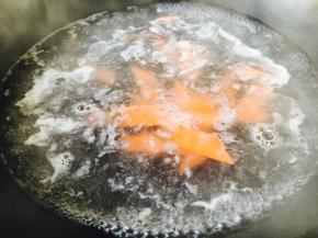 胡萝卜焯水，焯水后过凉水，沥干水分备用。