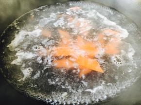胡萝卜焯水，焯水后过凉水，沥干水分备用。
