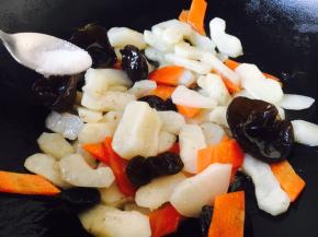 放入适量的盐。