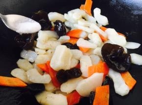 放入适量的盐。