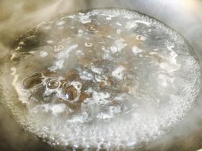 木耳焯水，焯水后过凉水，沥干水分备用。