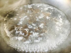 木耳焯水，焯水后过凉水，沥干水分备用。