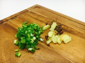 小香葱切花，姜切片。