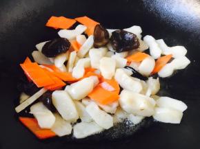 当油温7或者8成热时放入荸荠、木耳、胡萝卜，迅速翻炒。