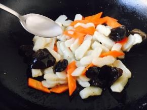 放入1勺水淀粉勾明芡。