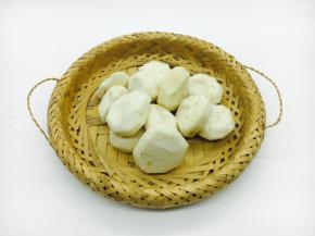 将荸荠的皮削去。