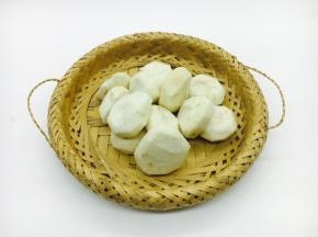 将荸荠的皮削去。