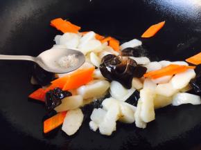 放入少许的白胡椒粉。