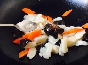 放入少许的白胡椒粉。