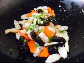 撒上少许的小香葱花即可。