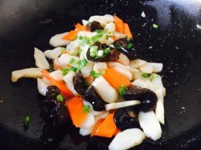 撒上少许的小香葱花即可。