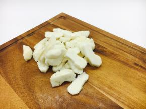 将荸荠切成片。