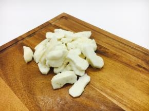 将荸荠切成片。