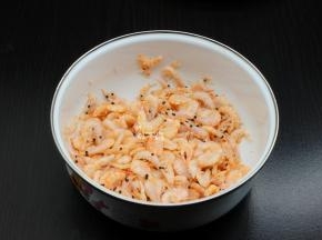 磷虾解冻，洗净；PS：磷虾很干净，用清水冲洗一下即可