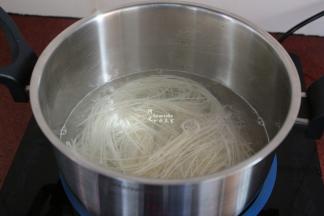 清水煮沸，放入面条，煮六成熟捞出；