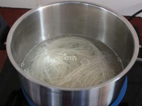 清水煮沸，放入面条，煮六成熟捞出；