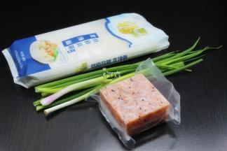 准备食材：龙须挂面、磷虾、香葱、生姜等食材；