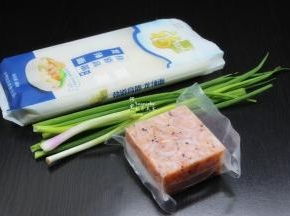 准备食材：龙须挂面、磷虾、香葱、生姜等食材；