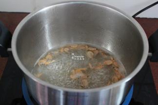 洗净锅，倒入一碗清水，煮沸，放入磷虾、生姜；