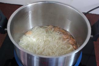 把六成熟的面条加入；