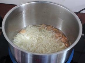 把六成熟的面条加入；