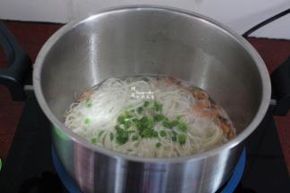 放油、盐、香葱拌均即可享用；