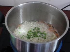 放油、盐、香葱拌均即可享用；