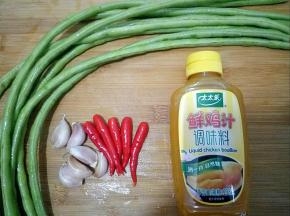 豆角洗净，小米椒洗净，蒜洗净。