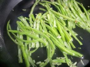 锅中烧热水，加少许盐下入豆角焯烫半分钟捞起备用。