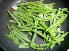 放入豆角煸炒。