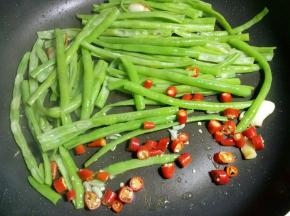 放入小米椒翻炒均匀。