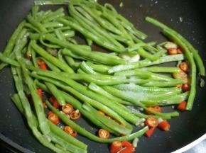 加少许盐翻炒均匀。