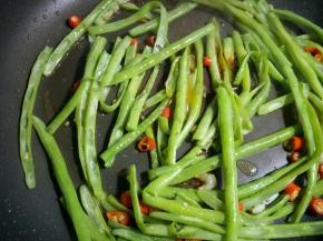 加入鲜鸡汁和少量生抽翻炒均匀关火