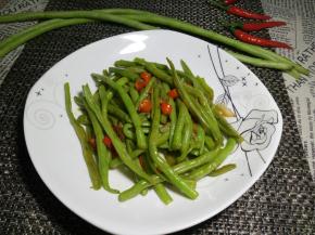 装盘。美味的鸡汁鲜豆角制作完成。