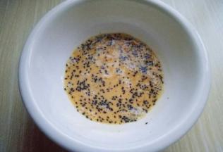 将鸡蛋敲再大口碗里，用筷子将鸡蛋打散。加入熟黑芝麻。(白芝麻也是可以的)用筷子搅拌均匀。