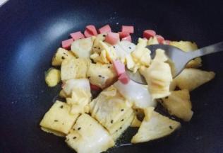取下芝士的外包装袋，用手撕成小块就可以，加入撕好的芝士片中火煎制，煎出金黄即可出锅。