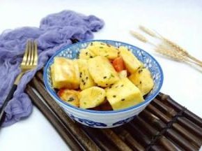 煎好的馒头丁撒上切好的葱花。加热一杯牛奶，营养美味～能量满满的早餐。