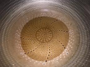 锅内放油