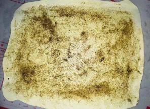 撒上花椒粉，抹匀