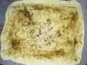 撒上花椒粉，抹匀
