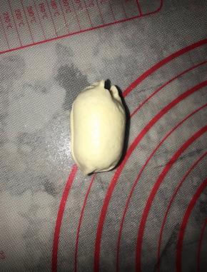 切成6份，把切口部分捏紧，从切口处按扁，擀成10厘米左右的小圆饼