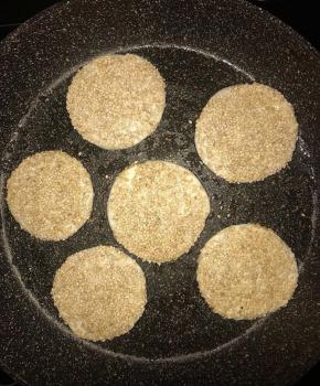 刷上蜂蜜水，蘸满白芝麻，入平底锅烤熟